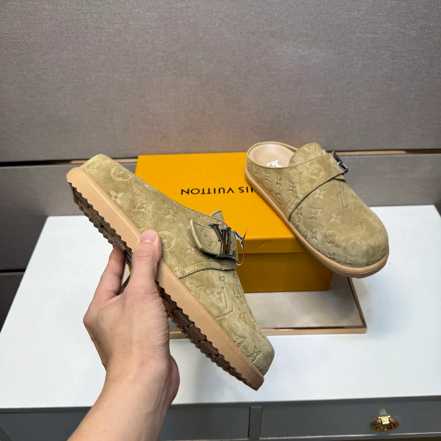 Men's men's shoes 💰pp540 [LV～] Men's casual half slippers 2025z cabinet sales simultaneously 🔶Size: 39-44 #️⃣ 🔷4 colors🔜The upper is made of multi-material splicing ➕Genuine leather lining, comfortable and breathable, sole: original comfortable and wear-resistant outsole, ⚠️Real thing📱Photographed🎬The real thing is better📢📢📢